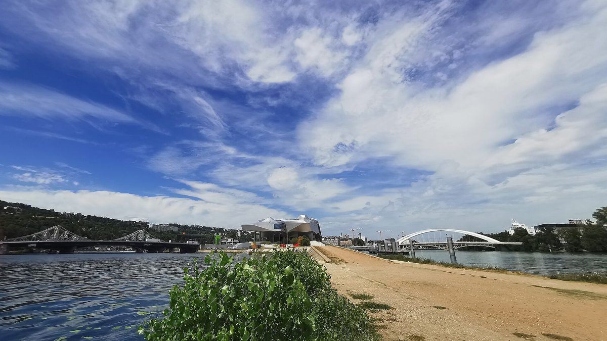 Confluence du Rhône et de la Saône à Lyon sous un ciel nuageux